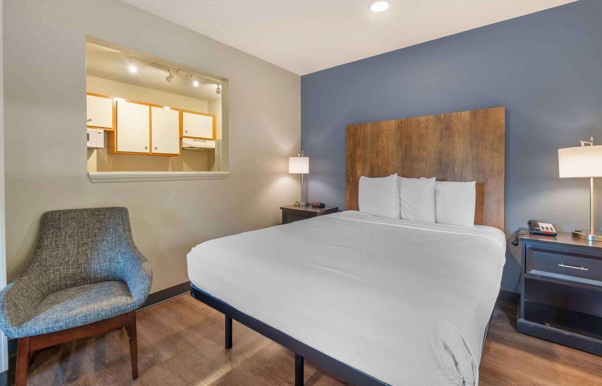Extended Stay America Select Suites - Charlotte - University Place - E Mccullough Dr Exterior foto